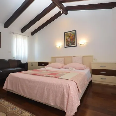 Villa Sverko With Garden In Novigrad