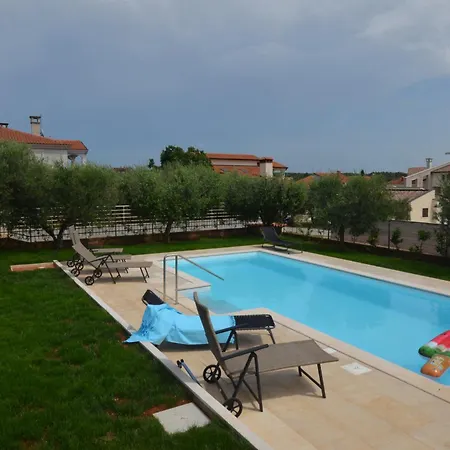 Sverko With Garden In Novigrad Villa