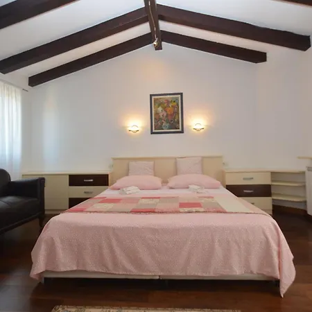 Villa Sverko With Garden In Novigrad *