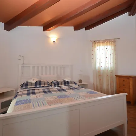 Villa Sverko With Garden In Novigrad