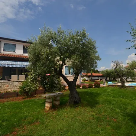 Villa Sverko With Garden In Novigrad