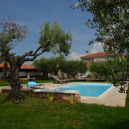 Sverko With Garden In Novigrad * Karpinjan