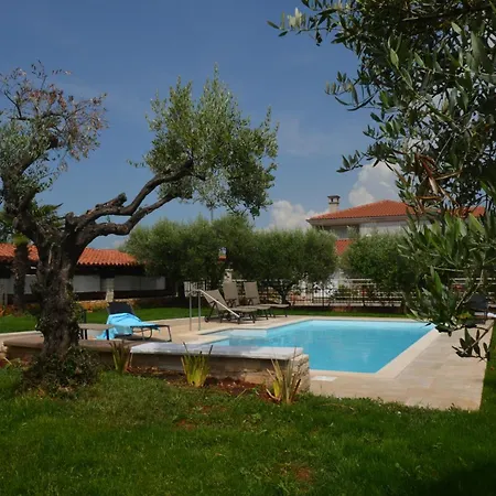 Sverko With Garden In Novigrad * Karpinjan