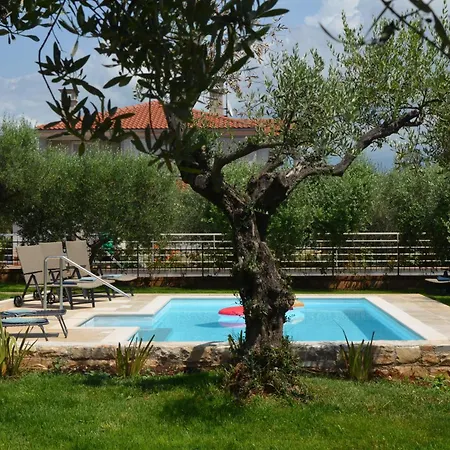 Villa Sverko With Garden In Novigrad *